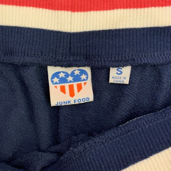 Junk Food Peace Shorts Size Small AA3391 - Picture 5 of 6